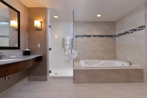 King, Suite | Bathroom | Combined shower/tub, free toiletries, towels