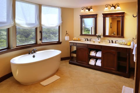 One Bedroom Sparrow Suite | Bathroom | Free toiletries, hair dryer, bathrobes, towels