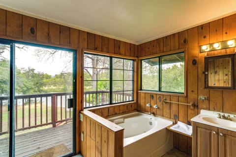 House (6 Bedrooms) | Interior