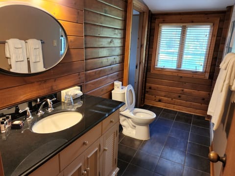 Cottage, 2 Bedrooms, Lake View | Bathroom | Free toiletries, hair dryer, bathrobes, towels