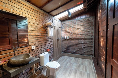 Family Double or Twin Room, Balcony, Garden View | Bathroom | Shower, free toiletries, hair dryer, towels