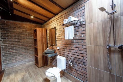 Family Double or Twin Room, Balcony, Garden View | Bathroom | Shower, free toiletries, hair dryer, towels