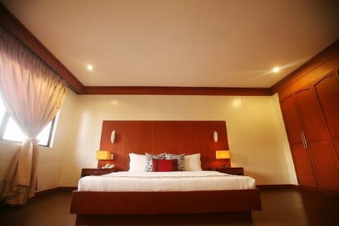 Deluxe Room, 1 King Bed, Non Smoking | Desk, blackout drapes, rollaway beds, free WiFi