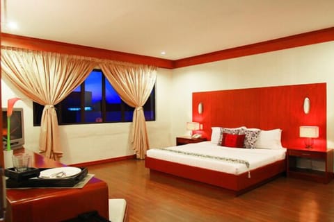Deluxe Room, 1 King Bed, Non Smoking | Desk, blackout drapes, rollaway beds, free WiFi