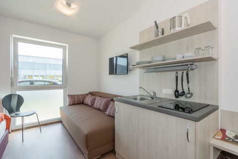 Studio, Kitchenette | Private kitchenette