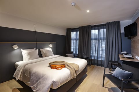 Superior Double Room, Canal View | In-room safe, desk, cribs/infant beds, rollaway beds