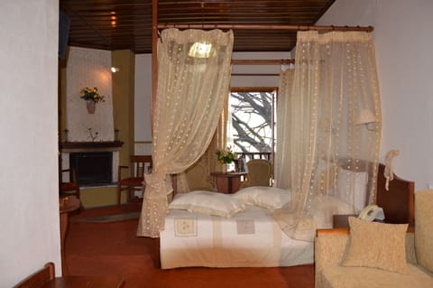 Junior Suite, Fireplace, Sea View | Desk, bed sheets