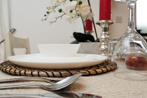 Full-size fridge, microwave, oven, stovetop