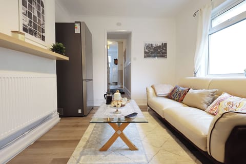 Full-size fridge, microwave, oven, stovetop