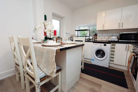 Full-size fridge, microwave, oven, stovetop