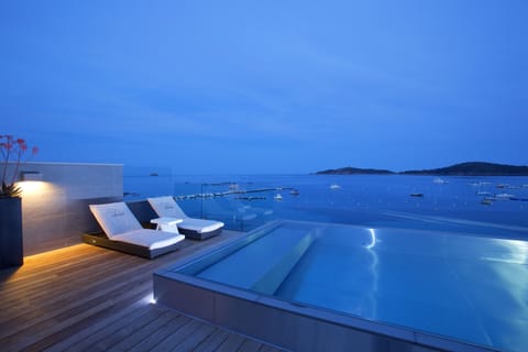 Seasonal outdoor pool, an infinity pool, sun loungers