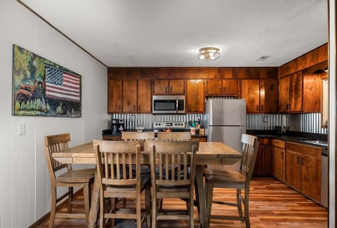 Family Apartment, Mountain View | Private kitchen | Mini-fridge, microwave, coffee/tea maker