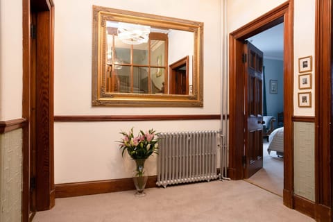 Suidhe Lodge Landing 1 with flowers