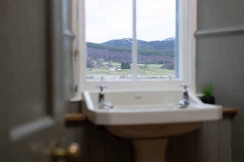 Suidhe Lodge sink with window view