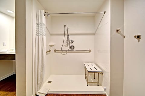 Suite, Accessible, Non Smoking | Bathroom | Free toiletries, hair dryer, towels