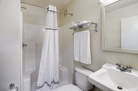 Combined shower/tub, free toiletries, towels