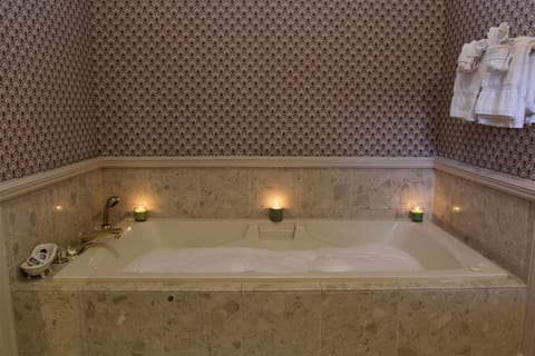 Luxury Room | Deep soaking bathtub