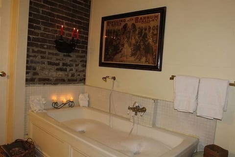 Luxury Room | Deep soaking bathtub