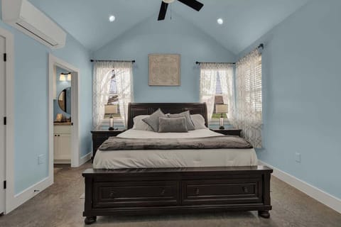 House, 1 King Bed, Hot Tub, Garden View (1472 W Live Oak #2) | 1 bedroom, individually decorated, individually furnished, bed sheets