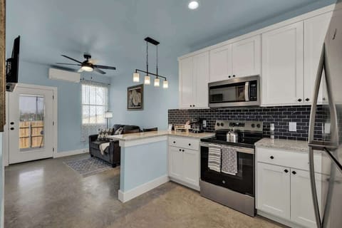 House, 1 King Bed, Hot Tub, Garden View (1472 W Live Oak #2) | Private kitchen