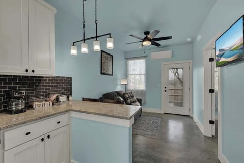 House, 1 King Bed, Hot Tub, Garden View (1472 W Live Oak #3) | Interior