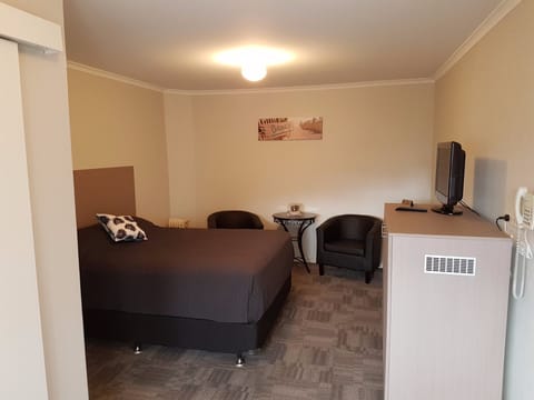 Double Room, 1 Queen Bed | Desk, blackout drapes, iron/ironing board, free WiFi