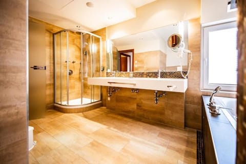 Suite | Bathroom | Hair dryer, towels, shampoo, toilet paper