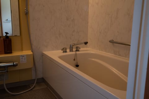 Private Family Room | Bathroom | Slippers, electronic bidet, towels