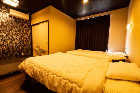 Japanese-Style Triple Room with Bed with Shared Bathroom | In-room safe, free WiFi, bed sheets