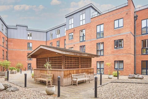 Newport House Apartment, Worcester - Host & Stay