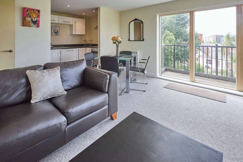 Newport House Apartment, Worcester - Host & Stay