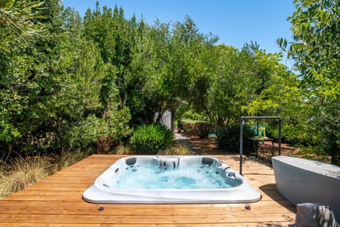 Outdoor spa tub