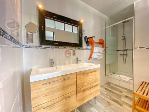 Premium Triple Room, Garden View | Bathroom | Shower, free toiletries, hair dryer, towels