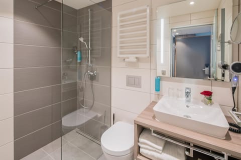 Standard Room, 1 Double Bed (Plus) | Bathroom | Shower, hair dryer, towels