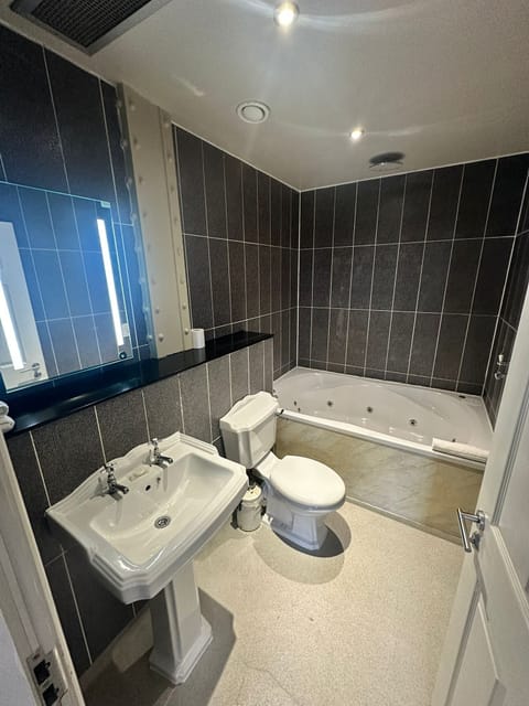 Business Double Room | Bathroom | Hair dryer, towels, soap, shampoo