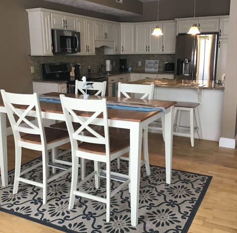 Open, bright kitchen/ dining area.  Perfect for gathering. 