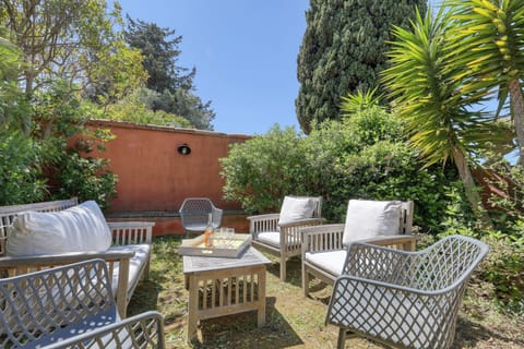 Coffee & happy hours area