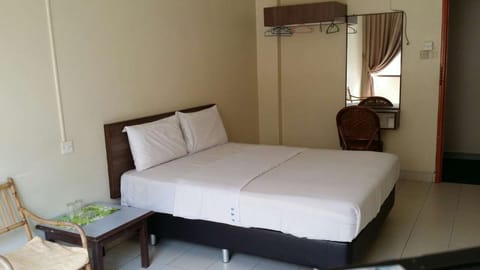 Standard Room, 1 Double Bed | Iron/ironing board, free WiFi, bed sheets