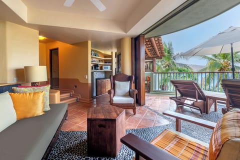 1 BEDROOM 2 BATH KING SUITE WITH PLUNGE POOL | Living area | 32-inch TV with satellite channels