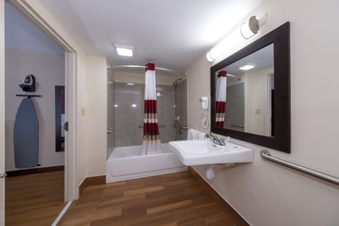 Deluxe Room, 1 King Bed, Accessible (Smoke Free) | Accessible bathroom