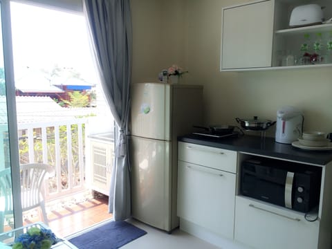 Deluxe Room | Private kitchenette | Full-size fridge