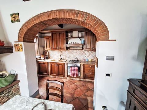 Wall, Interior Design, Furniture, Wood, Kitchen, Flooring, Cabinetry, Countertop, Arch, Ceiling