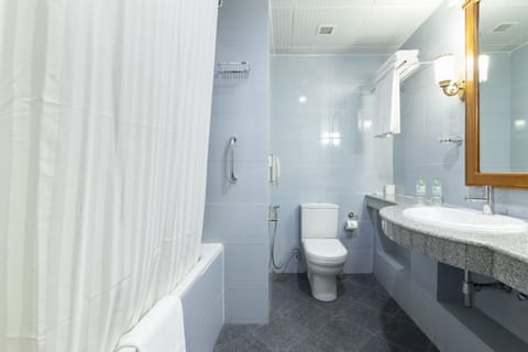 Super Deluxe Room | Bathroom | Separate tub and shower, jetted tub, rainfall showerhead