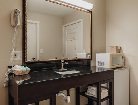 Room, 1 King Bed, Non Smoking | Desk, free WiFi, bed sheets, alarm clocks