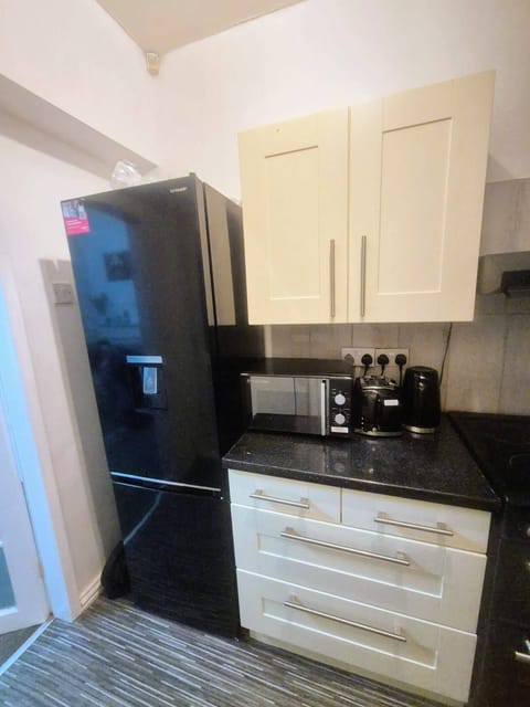 House, 3 Bedrooms, Smoking | Private kitchen