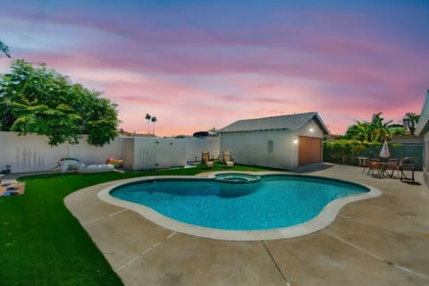 Dive into the heatable pool, relax in the spa, fire up the BBQ, lounge in comfort, or practice your putting skills—fun for everyone!