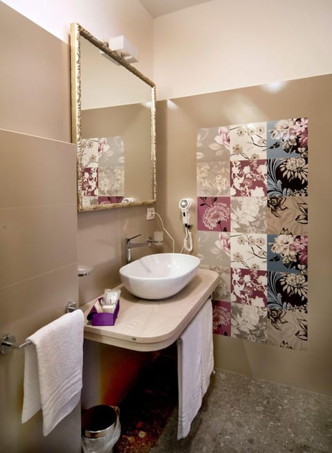 Luxury Double Room, Sea View | Bathroom | Shower, free toiletries, hair dryer, bathrobes