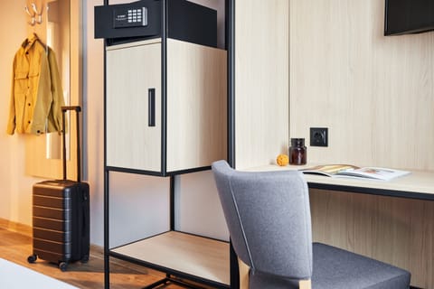 Hypo-allergenic bedding, in-room safe, desk, blackout drapes