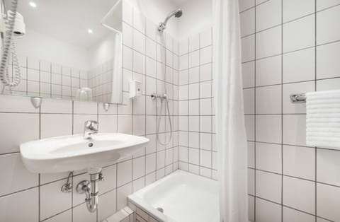 Single Room | Bathroom | Hair dryer, towels