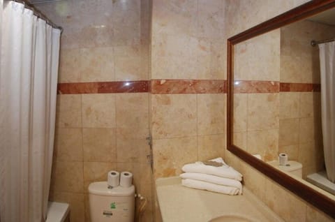 Triple Room | Bathroom | Combined shower/tub, free toiletries, towels